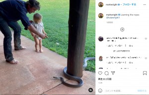 野生動物のエキスパートである父親の英才教育も2歳児には早すぎる？（画像は『MATT WRIGHT - OUTBACK WRANGLER　2021年10月1日付Instagram「Learning the ropes」』のスクリーンショット）