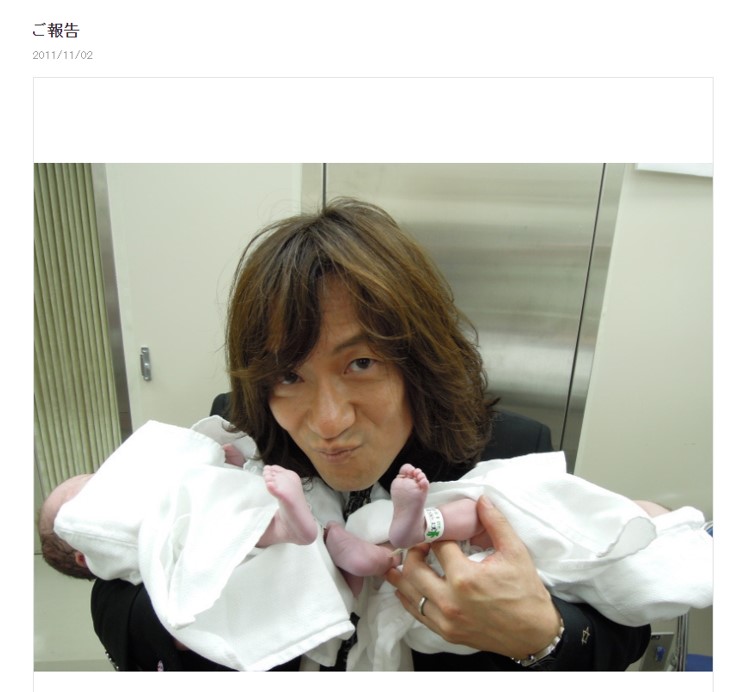生まれたばかりの双子とダイアモンド☆ユカイ（画像は『ダイアモンド☆ユカイ　2011年11月2日付オフィシャルブログ「ご報告」』のスクリーンショット）