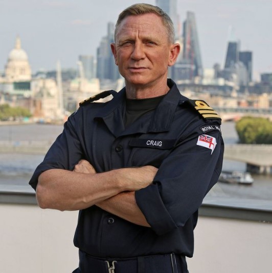 「物心ついた頃からゲイバーに通っていた」とダニエル・クレイグ（画像は『James Bond 007　2021年9月23日付Instagram「Daniel Craig has been made an honorary Commander in the Royal Navy.」』のスクリーンショット）