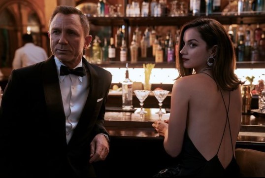 『007/ノー・タイム・トゥ・ダイ』のワンシーン（画像は『James Bond 007　2021年9月26日付Instagram「The red carpet arrivals for the World Premiere of ＃NoTimeToDie」』のスクリーンショット）