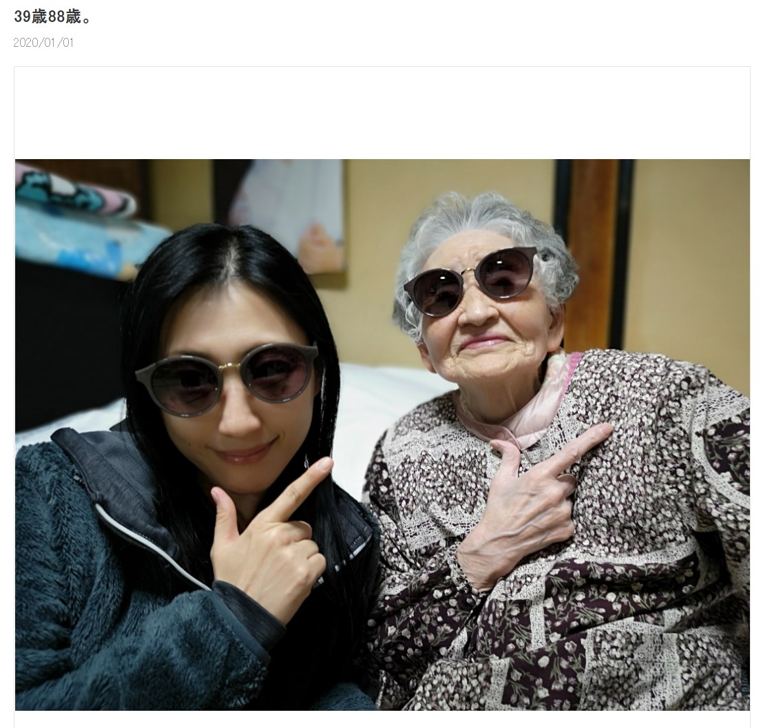 壇蜜と祖母・隆子さん（画像は『壇蜜　2020年1月1日付オフィシャルブログ「39歳88歳。」』のスクリーンショット）