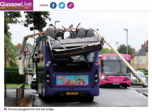 幸いにも2階部分に乗客はおらず（画像は『Glasgow Live　2021年10月20日付「Glasgow bus crashes into bridge after driver forgets it’s a double decker」（Image: Daily Record）』のスクリーンショット）