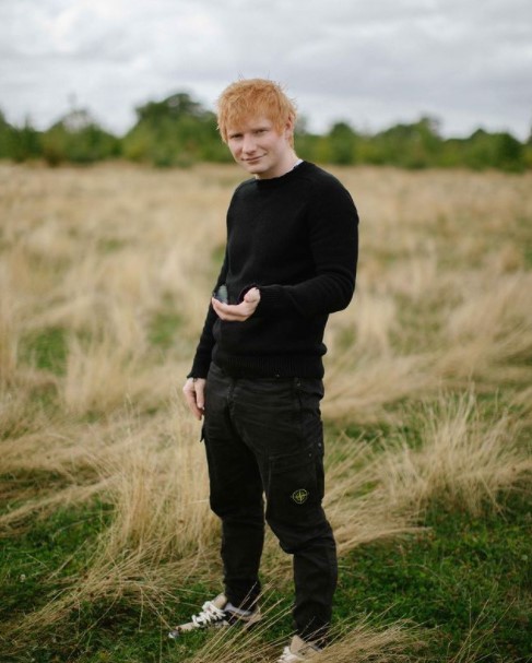 一時は体重が100キロ近くに達していたエド・シーラン（画像は『Ed Sheeran　2021年8月31日付Instagram「Rolling round Suffolk with a butterfly,」』のスクリーンショット）