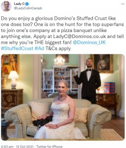 王室ジャーナリストのレディ・コリン・キャンベル（画像は『Lady C　2021年10月12日付Twitter「Do you enjoy a glorious Domino’s Stuffed Crust like one does too?」』のスクリーンショット）