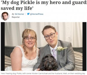 ピクルに命を救われ、無事に結婚式を挙げたカーステンさんとマットさん（画像は『The York Press　2021年9月28日付「‘My dog Pickle is my hero and guardian angel - she saved my life’」』のスクリーンショット）