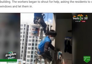 26階のベランダに避難する作業員（画像は『NDTV.com 2021年10月29日付「Two Workers Left Dangling From 26th Floor After Woman Cuts Rope」』のスクリーンショッ）