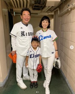 3世代で始球式を務めた東尾修氏、東尾理子、理汰郎君（画像は『Riko Higashio　2019年7月15日付Instagram「今日西武 - ロッテ戦で始球式を務めさせていただきます」』のスクリーンショット）