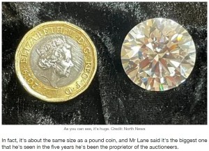 1ポンド硬貨とほぼ同じサイズのダイヤモンド（画像は『LADbible　2021年10月29日付「Woman Discovers Ring She Was Going To Bin Is Worth ￡2 Million」（Credit: North News）』のスクリーンショット）
