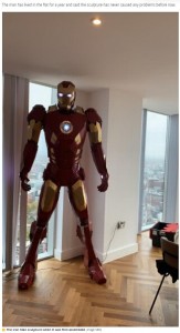 天井に到達するほどの等身大フィギュア（画像は『Manchester Evening News　2021年10月20日付「Homeowner stunned as life-sized Iron Man model sparks major emergency services response」（Image: MEN）』のスクリーンショット）
