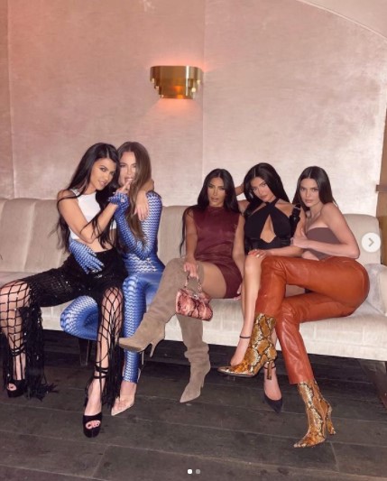 キムの姉妹達もインフルエンサーとして活躍中（画像は『Kim Kardashian West　2021年4月17日付Instagram「4 EVA EVA」』のスクリーンショット）