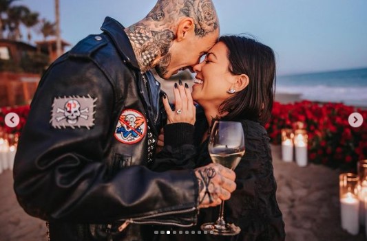 ビーチで婚約したトラヴィスとコートニー（画像は『Kourtney Kardashian　2021年10月21日付Instagram「I woke up all night thinking it was a dream.」』のスクリーンショット）