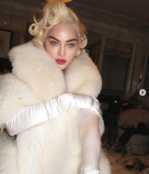 マリリン・モンローを思わせる姿に扮したマドンナ（画像は『Madonna　2021年10月29日付Instagram「November issue of ＠vmagazine !」』のスクリーンショット）