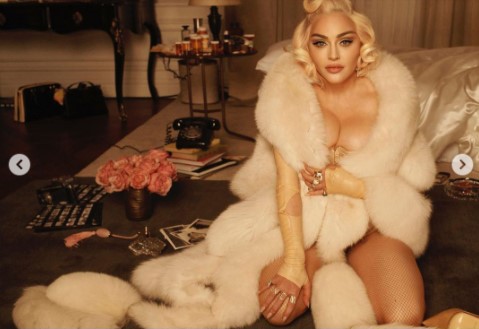 ホテルのスイートルームで撮影が行われた（画像は『Madonna　2021年10月29日付Instagram「November issue of ＠vmagazine !」』のスクリーンショット）