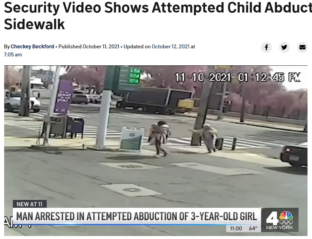 女児を勢いよく抱き上げて走り去る男（画像は『NBC New York　2021年10月12日付「Security Video Shows Attempted Child Abduction on Bronx Sidewalk」』のスクリーンショット）