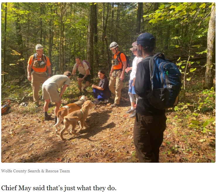 落下した犬を目撃していたハイカーたち（画像は『LEX18　2021年10月26日付「‘My hiking buddy’: Dog’s rescue in the Red River Gorge considered a ‘miracle’」（Wolfe County Search ＆ Rescue Team）』のスクリーンショット）