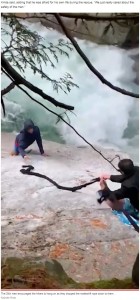 ターバンをロープ代わりにして救助作業するシーク教徒の男性（画像は『New York Post　2021年10月20日付「Sikh men use makeshift rope out of turbans to save hikers in Canada」（Kuljinder Kinda）』のスクリーンショット）