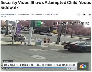 突然の状況に混乱している様子の弟たち（画像は『NBC New York　2021年10月12日付「Security Video Shows Attempted Child Abduction on Bronx Sidewalk」』のスクリーンショット）
