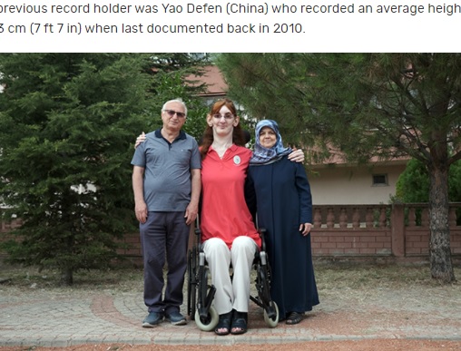 両親とルメイサさん（画像は『Guinness World Records　2021年10月13日付「Turkey’s Rumeysa Gelgi confirmed as tallest woman living」』のスクリーンショット）