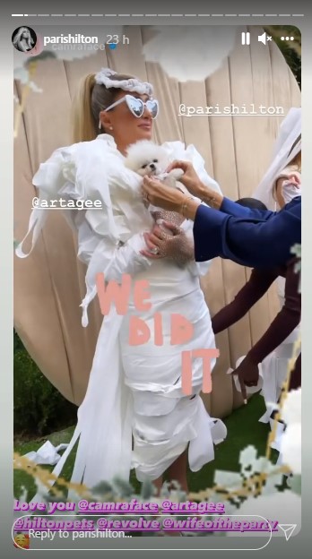 トイレットペーパー製のドレスを着るパリス（画像は『Paris Hilton　2021年10月24日付Instagram』のスクリーンショット）