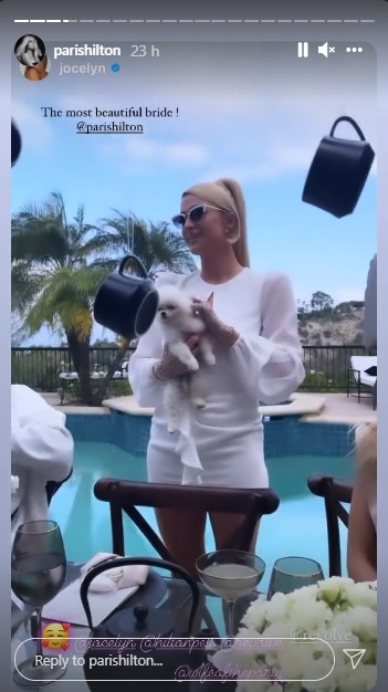 ブライダル風の白いミニドレスを着たパリス（画像は『Paris Hilton　2021年10月24日付Instagram』のスクリーンショット）