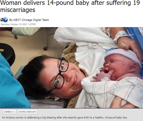 ケイリーさんに抱かれる誕生したばかりのフィンリー君（画像は『ABC 7 Chicago　2021年10月16日付「Woman delivers 14-pound baby after suffering 19 miscarriages」』のスクリーンショット）