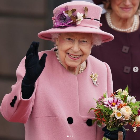 訪問先のウェールズで歓迎されるエリザベス女王（画像は『The Royal Family　2021年10月14日付Instagram「The Queen, The Prince of Wales and The Duchess of Cornwall attended the Opening of Welsh Parliament, ＠seneddwales , this morning.」』のスクリーンショット）