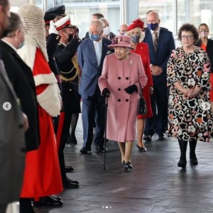 女王に付き添うチャールズ皇太子とカミラ夫人、ジョーンズ氏（画像は『The Royal Family　2021年10月14日付Instagram「The Queen, The Prince of Wales and The Duchess of Cornwall attended the Opening of Welsh Parliament, ＠seneddwales , this morning.」』のスクリーンショット）