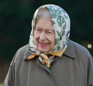【イタすぎるセレブ達】エリザベス女王、長靴姿で即位70周年記念の植樹　児童達と交流も