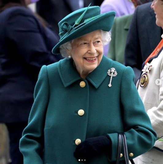 スコットランド議会開会式に出席したエリザベス女王（画像は『The Royal Family　2021年10月2日付Instagram「The Queen and The Duke and Duchess of Rothesay attended the Opening」』のスクリーンショット）