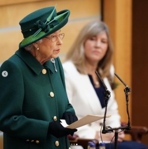 亡き夫と共有したスコットランドへの愛を語った女王（画像は『The Royal Family　2021年10月2日付Instagram「The Queen and The Duke and Duchess of Rothesay attended the Opening」』のスクリーンショット）