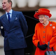 【イタすぎるセレブ達】エリザベス女王、バッキンガム宮殿で「クイーンズ・バトン・リレー」を開始させる