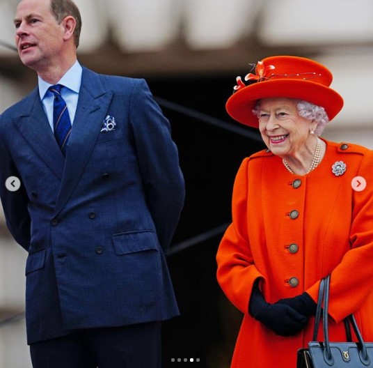 「クイーンズ・バトン・リレー」をスタートさせたエドワード王子&エリザベス女王（画像は『The Royal Family　2021年10月7日付Instagram「The Queen signing her message to the Commonwealth, which will be read at the Opening Ceremony of the Commonwealth Games in Birmingham next year.」』のスクリーンショット）