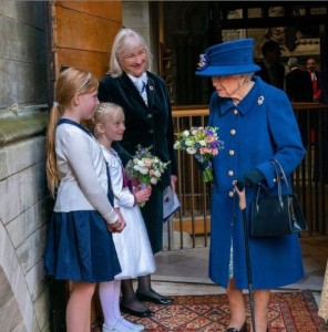 杖をついて礼拝に出席したエリザベス女王（画像は『The Royal Family　2021年10月12日付Instagram「The Queen, accompanied by The Princess Royal, attended a special service at Westminster Abbey this morning to mark the centenary year of ＠royalbritishlegion.」』のスクリーンショット）