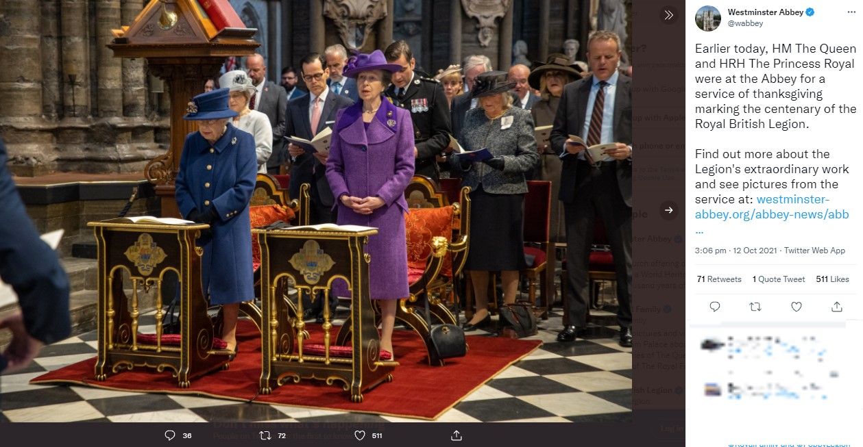 礼拝堂でのエリザベス女王とアン王女（画像は『Westminster Abbey　2021年10月12日付Twitter「Earlier today, HM The Queen and HRH The Princess Royal were at the Abbey for a service of thanksgiving marking the centenary of the Royal British Legion.」』のスクリーンショット）