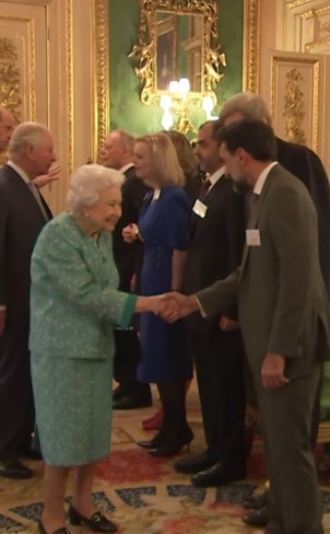 投資サミット後のレセプションで来客を迎える女王（画像は『The Royal Family　2021年10月20日付Instagram「This evening The Queen hosted a reception for international business and investment leaders at Windsor Castle to mark the Global Investment Summit.」』のスクリーンショット）