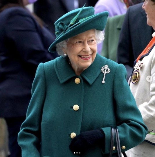 立て続けに公務をこなしていたエリザベス女王（画像は『The Royal Family　2021年10月20日付Instagram「The Queen and The Duke and Duchess of Rothesay attended the Opening of ＠ScotParl this morning.」』のスクリーンショット）