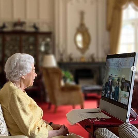 ウィンザー城からビデオ通話を行う女王（画像は『The Royal Family　2021年10月26日付Instagram「Today The Queen received two Ambassadors in audience via video link from Windsor Castle.」』のスクリーンショット）