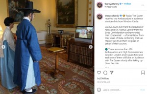 バッキンガム宮殿で女王と対談した韓国大使（画像は『The Royal Family　2021年10月26日付Instagram「Today The Queen received two Ambassadors in audience via video link from Windsor Castle.」』のスクリーンショット）