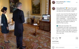 宮殿ではスイス大使と夫人も女王と対談（画像は『The Royal Family　2021年10月26日付Instagram「Today The Queen received two Ambassadors in audience via video link from Windsor Castle.」』のスクリーンショット）