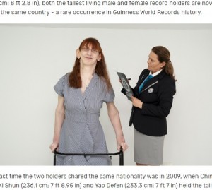 ギネス世界記録の認定員とルメイサさん（画像は『Guinness World Records　2021年10月13日付「Turkey’s Rumeysa Gelgi confirmed as tallest woman living」』のスクリーンショット）