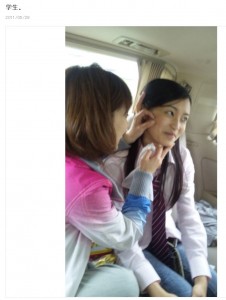 小島瑠璃子のニキビをとる田代さやか（画像は『田代さやか　2011年5月28日付オフィシャルブログ「学生。」』のスクリーンショット）