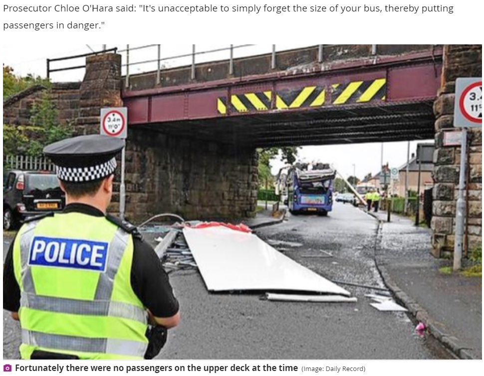 陸橋の下を通過してしまった2階建てバス（画像は『Glasgow Live　2021年10月20日付「Glasgow bus crashes into bridge after driver forgets it’s a double decker」』のスクリーンショット）