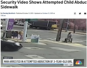 人や車が行き交う道路で犯行に及んだ男（画像は『NBC New York　2021年10月12日付「Security Video Shows Attempted Child Abduction on Bronx Sidewalk」』のスクリーンショット）