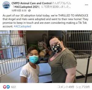 エンジェルとヘイロを引き取った親子（画像は『CMPD Animal Care and Control　2021年10月10日付Facebook「As part of our 30 adoption total today,」』のスクリーンショット）