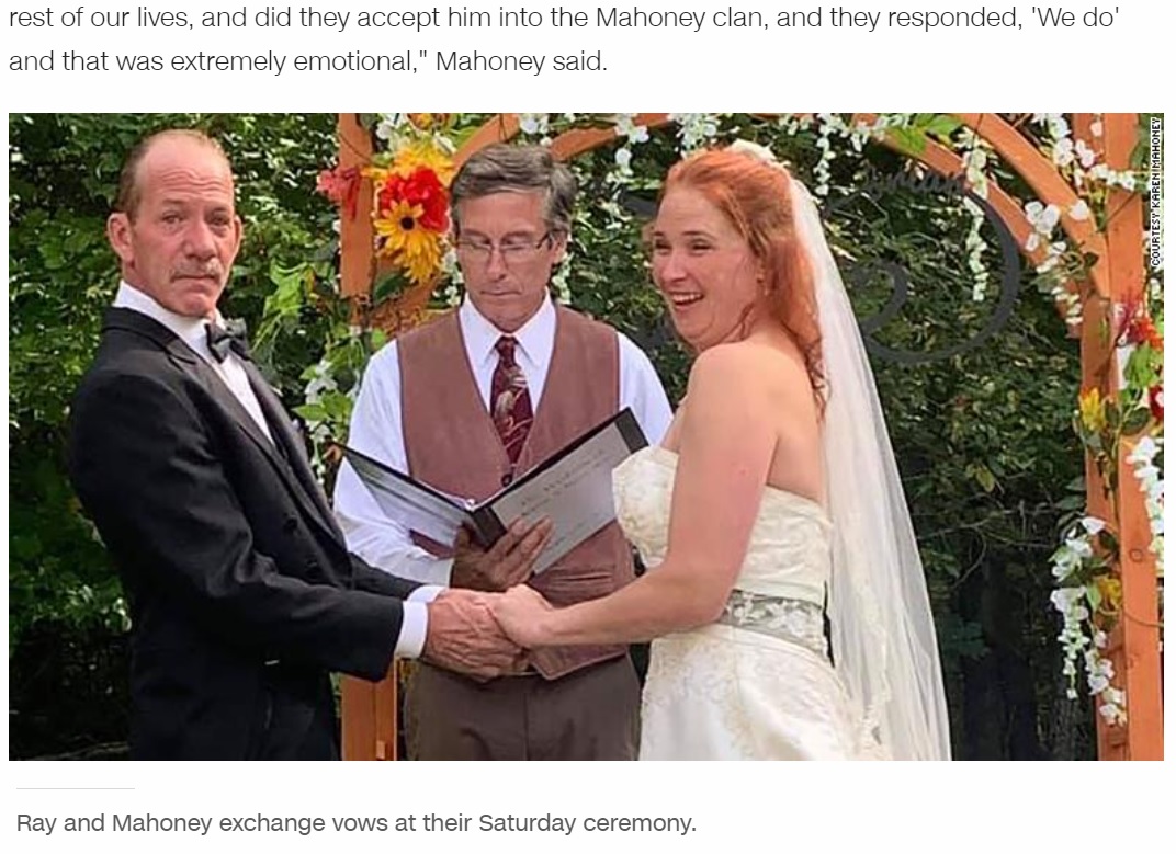 アメリカ側で式を進めたブライアンさんとカレンさん（画像は『CNN International　2021年9月29日付「Covid-19 restrictions kept her family from attending her wedding, so she got married on the Canadian border」（COURTESY KAREN MAHONEY）』のスクリーンショット）