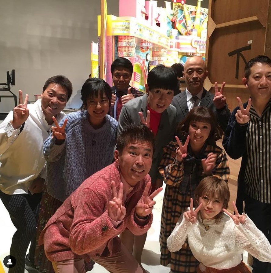 『アッコにおまかせ！』にて、和田アキ子を挟み左が小島瑠璃子、右が千秋（画像は『和田アキ子　2017年11月16日付Instagram「こないだのアッコにおまかせ！」』のスクリーンショット）