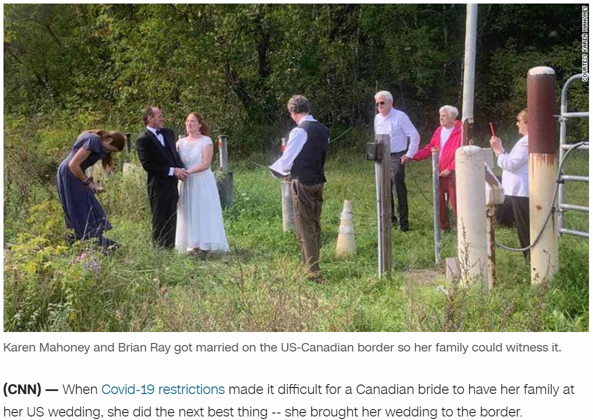 国境警備員として働く友人の力を借りて結婚式を挙げたカップル（画像は『CNN International　2021年9月29日付「Covid-19 restrictions kept her family from attending her wedding, so she got married on the Canadian border」（COURTESY KAREN MAHONEY）』のスクリーンショット）