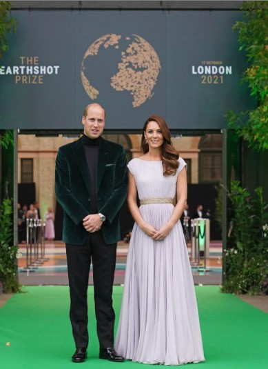  授賞式のグリーンカーペットに登場したウィリアム王子＆キャサリン妃（画像は『Duke and Duchess of Cambridge　2021年10月17日付Instagram「The Duke and Duchess arrive for the first ever ＠EarthshotPrize Awards」』のスクリーンショット）