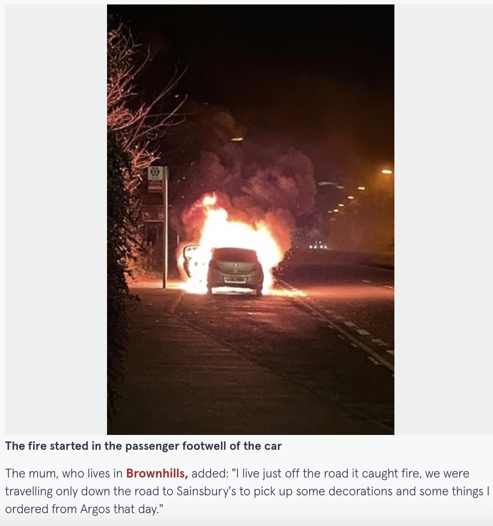 突然炎に包まれた車両（画像は『The Mirror　2021年11月29日付「Brave mum threw son, 3, from car just seconds before it ‘exploded’ into flames」』のスクリーンショット）