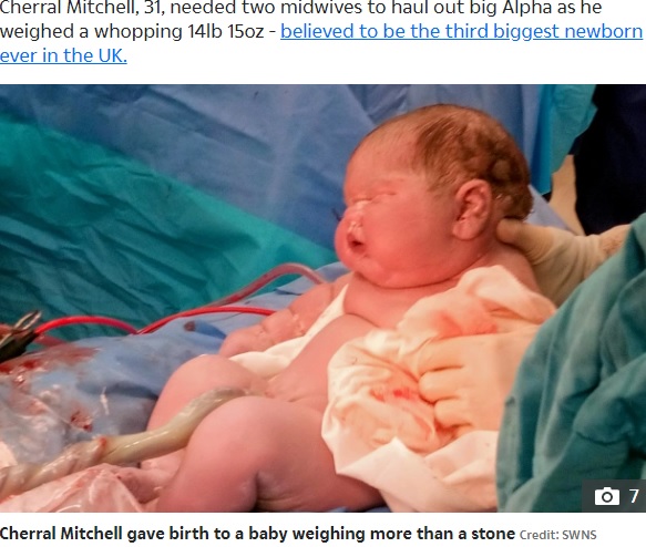 約6775グラムで誕生したアルファ君（画像は『The Sun　2021年10月31日付「OH BABY UK’s third-biggest baby’s sweet tooth left him weighing more than a STONE as he snacked on sugar in the womb」（Credit: SWNS）』のスクリーンショット）